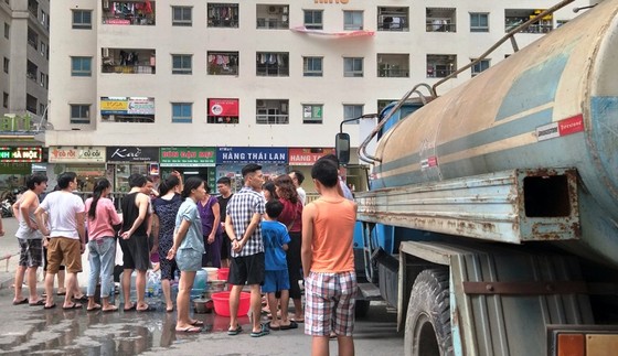 Nước sạch ở Thủ đô có mùi lạ, người dân rồng rắn xếp hàng lấy nước ảnh 1