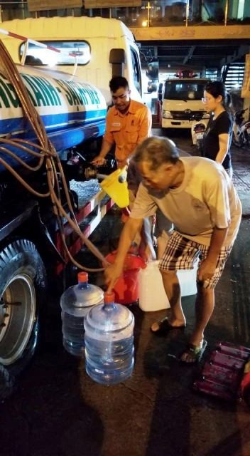Người dân Hà Nội khốn khổ, thâu đêm suốt sáng trực chờ hứng nước sạch ảnh 7