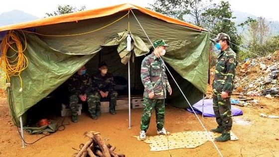 Những người lính quân hàm xanh căng mình 'chống giặc' Covid-19 ảnh 3