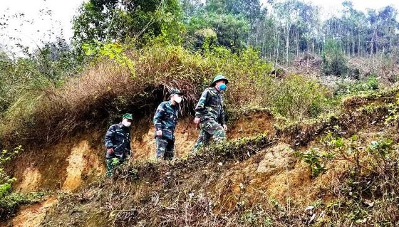 Những người lính quân hàm xanh căng mình 'chống giặc' Covid-19 ảnh 1