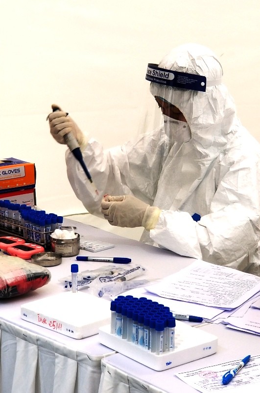 Hà Nội bắt đầu triển khai test nhanh Covid-19 trên diện rộng ảnh 9