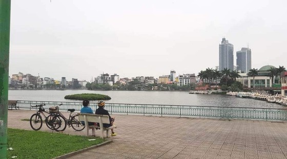 Ngày đầu thực hiện cách ly toàn xã hội - đường phố Hà Nội không vắng bóng người ảnh 3