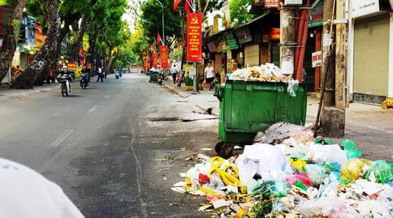 Rác thải sinh hoạt bị ùn ứ tại nhiều khu dân cư và đường phố ở Hà Nội
