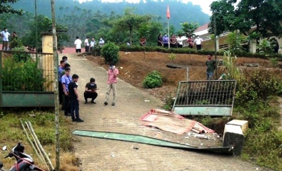 Lực lượng chức năng huyện Văn Bàn, Lào Cai khám nghiệm hiện trường vụ đổ cổng trường tiểu học làm 3 học sinh thiệt mạng