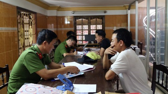 Phát hiện 2 ô tô chở sữa, mỹ phẩm và rượu lậu ảnh 1