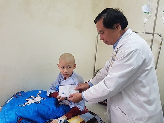 Trao tiền giúp nhiều bệnh nhân nghèo miền Trung ảnh 1