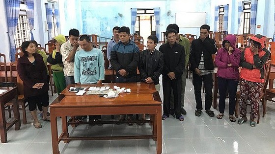 Bắt 13 đối tượng đang xóc dĩa, tạm giữ hơn 50 triệu đồng ảnh 1