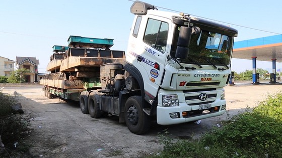 Xử lý thêm 2 phương tiện quá tải của doanh nghiệp chở 3 cây cổ thụ khủng ảnh 1