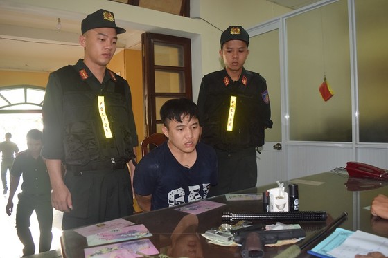 Bắt nóng đối tượng nghi tàng trữ ma túy, súng, dùi cui ảnh 1