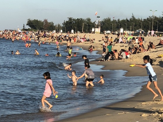 Nắng nóng trên 40°C, sinh hoạt người dân miền Trung đảo lộn ảnh 1