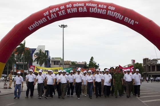 Hơn 1.500 người đi bộ kêu gọi mọi người “Không lái xe khi đã uống rượu bia” ảnh 1