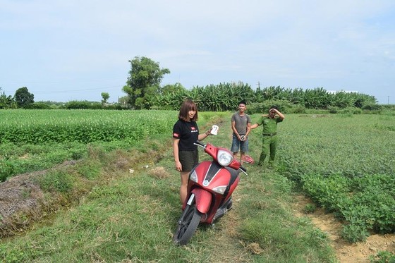 Bắt đôi nam nữ đang bị truy nã dùng mã tấu chống trả Công an ảnh 1
