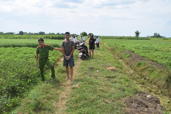 Bắt đôi nam nữ đang bị truy nã dùng mã tấu chống trả Công an ảnh 2