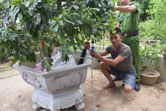 Bắt đôi nam nữ đang bị truy nã dùng mã tấu chống trả Công an ảnh 3