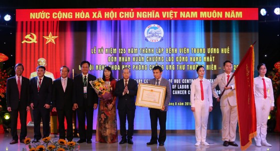Bệnh viện Trung ương Huế đón nhận Huân chương lao động hạng Nhất ảnh 1