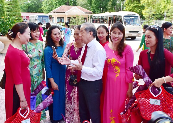 Lần đầu tiên Chủ tịch tỉnh Thừa Thiên - Huế gặp mặt nói chuyện thân mật với chị em lao công ảnh 5