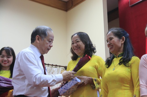 Lần đầu tiên Chủ tịch tỉnh Thừa Thiên - Huế gặp mặt nói chuyện thân mật với chị em lao công ảnh 1