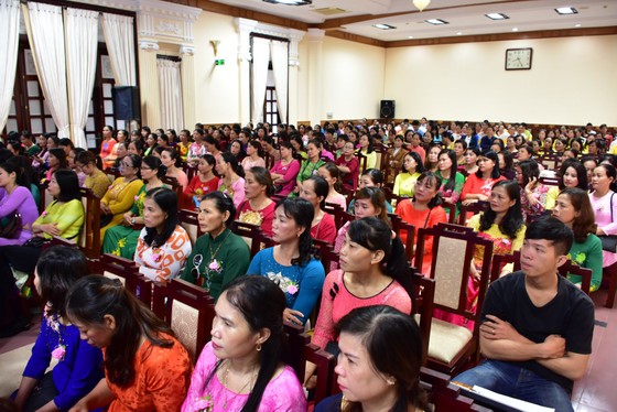 Lần đầu tiên Chủ tịch tỉnh Thừa Thiên - Huế gặp mặt nói chuyện thân mật với chị em lao công ảnh 4
