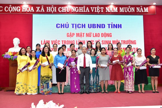 Lần đầu tiên Chủ tịch tỉnh Thừa Thiên - Huế gặp mặt nói chuyện thân mật với chị em lao công ảnh 3