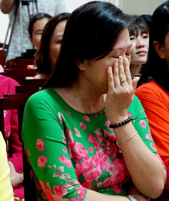 Lần đầu tiên Chủ tịch tỉnh Thừa Thiên - Huế gặp mặt nói chuyện thân mật với chị em lao công ảnh 2
