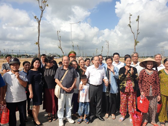 Chủ tịch tỉnh dẫn người dân dời nhà ra khỏi Kinh thành Huế đi xem đất nền ảnh 1