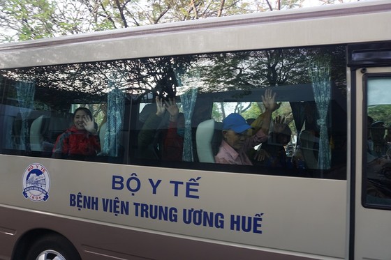 Bệnh viện Trung ương Huế đưa 200 bệnh nhân ở xa về quê ăn Tết ảnh 1