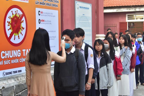 Chủ tịch UBND tỉnh Thừa Thiên – Huế thị sát học sinh đi học trở lại ảnh 1
