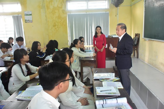 Chủ tịch UBND tỉnh Thừa Thiên – Huế thị sát học sinh đi học trở lại ảnh 3