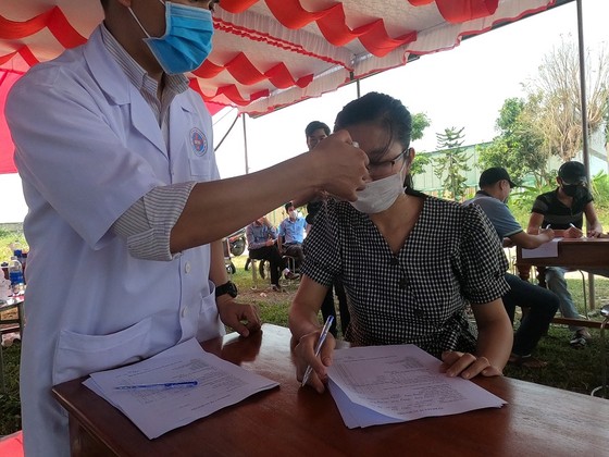 Hàng ngàn người tham gia giao thông tự nguyện kiểm tra y tế tại các chốt kiểm soát dịch Covid-19 ảnh 1