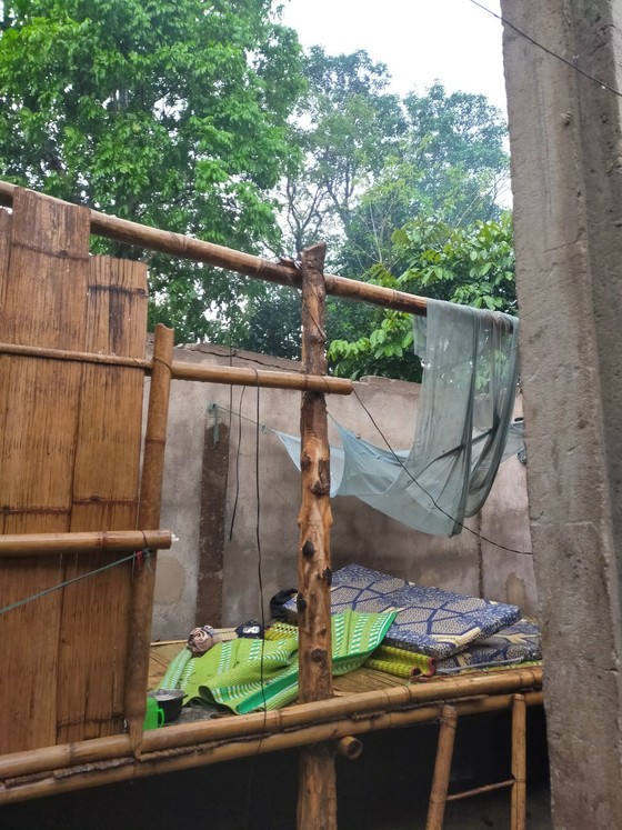 Lốc xoáy làm sập và tốc mái ít nhất 17 ngôi nhà ở A Lưới ảnh 1