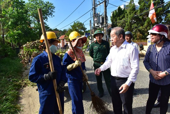 1.500 người thu dọn hàng tấn rác giữa trời nắng nóng trên Thượng Thành ảnh 2
