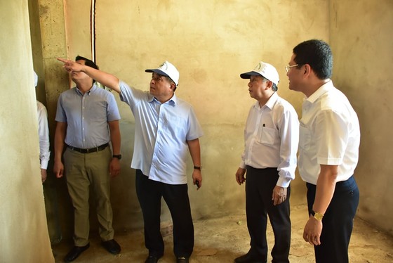 Bộ Trưởng Bộ KH-ĐT tặng quà các hộ dân di dời ra khỏi Kinh thành Huế ảnh 1