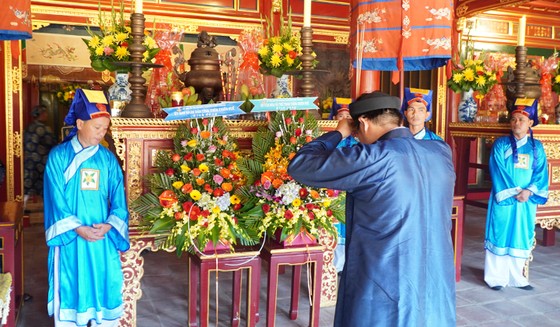 Tri ân người có công định chế lại y phục áo dài Việt Nam ảnh 1