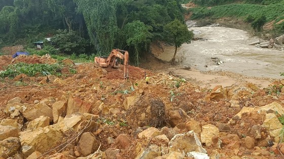 Tan hoang thủy điện Rào Trăng 3 ảnh 16