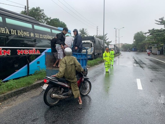 Phát cơm, nước và sữa miễn phí cho hàng ngàn người mắc kẹt vì bão số 9 ảnh 2