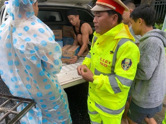 Phát cơm, nước và sữa miễn phí cho hàng ngàn người mắc kẹt vì bão số 9 ảnh 4