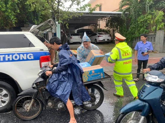 Phát cơm, nước và sữa miễn phí cho hàng ngàn người mắc kẹt vì bão số 9 ảnh 5