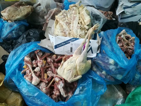 Phát hiện gần 1 tấn thực phẩm đông lạnh “bẩn“ ảnh 2