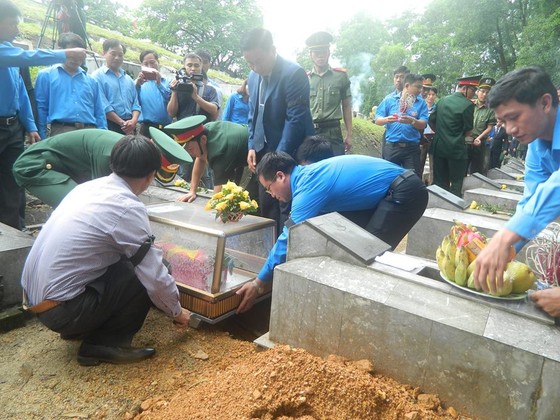 An táng 12 hài cốt liệt sĩ hy sinh trên đất bạn Lào ảnh 4