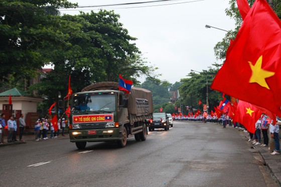 An táng 12 hài cốt liệt sĩ hy sinh trên đất bạn Lào ảnh 1