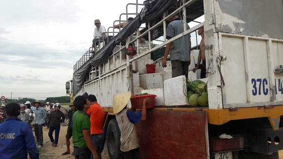Người dân giúp tài xế thu gom hàng tấn trái cây đổ xuống đường ảnh 3