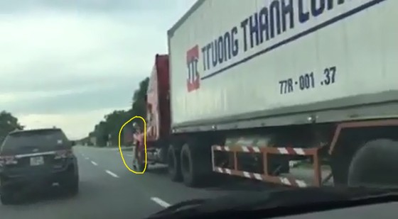 Bắt khẩn cấp tài xế xe container hất văng thượng úy công an xuống đường ảnh 5