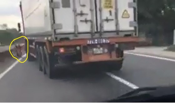 Bắt khẩn cấp tài xế xe container hất văng thượng úy công an xuống đường ảnh 6