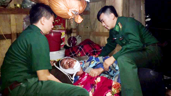 Bộ đội Biên phòng Hà Tĩnh kịp thời ứng cứu ngư dân bị nạn trên biển ảnh 1