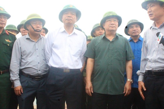 Phó Thủ tướng Trịnh Đình Dũng kiểm tra công tác ứng phó bão số 10 tại Quảng Bình ảnh 8