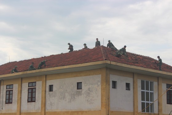 Nỗ lực giúp nhân dân khắc phục hậu quả sau bão số 10 ở Hà Tĩnh ảnh 2