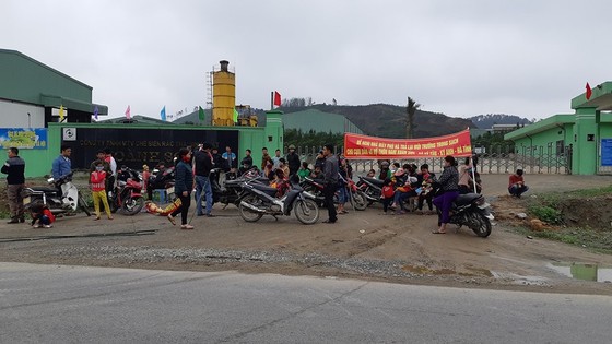 Người dân mang bẫy dính ruồi nhặng đến trước cổng nhà máy rác để phản đối ô nhiễm ảnh 2