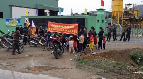 Người dân mang bẫy dính ruồi nhặng đến trước cổng nhà máy rác để phản đối ô nhiễm ảnh 1