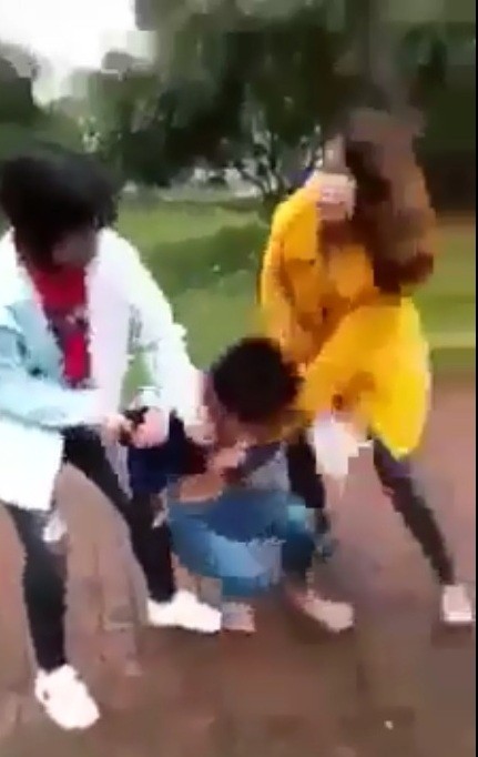 Một nữ sinh bị đánh hội đồng, lột đồ rồi quay video clip tung lên facebook ảnh 1