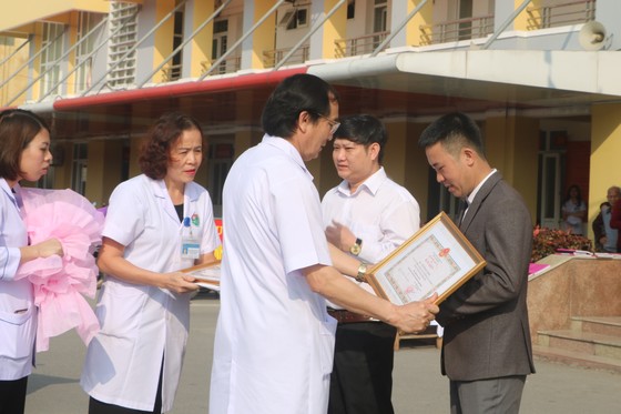 Bộ trưởng Bộ Y tế tặng bằng khen cho 2 cá nhân tình nguyện hiến máu cực hiếm cứu bệnh nhân ảnh 1